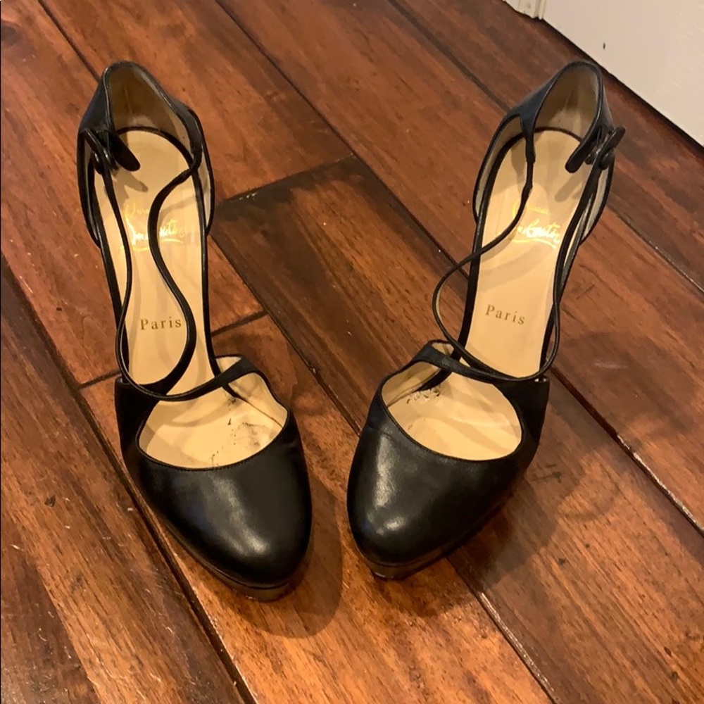 Louboutin black leather pump